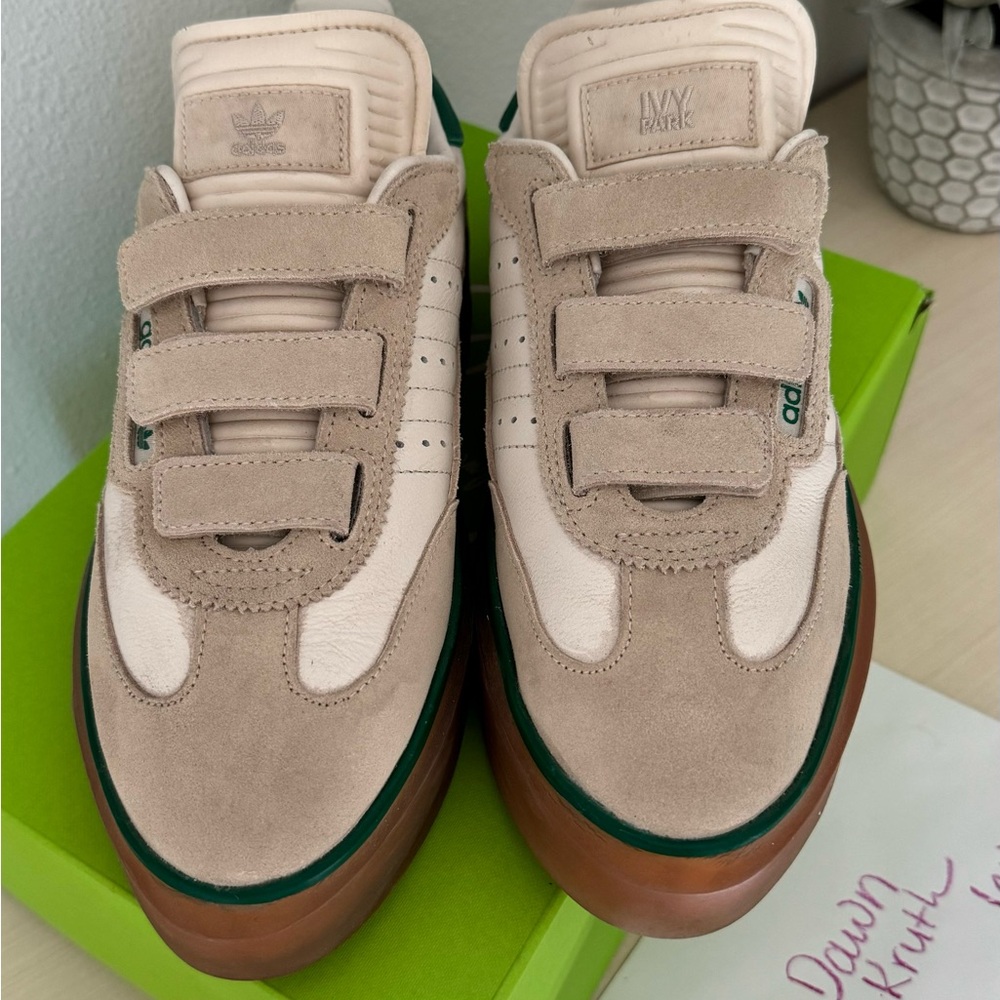 (WMNS) ADIDAS IVY PARK X SUPER SLEEK
3 STRAP 'WONDER WHITE GUM' GY1777